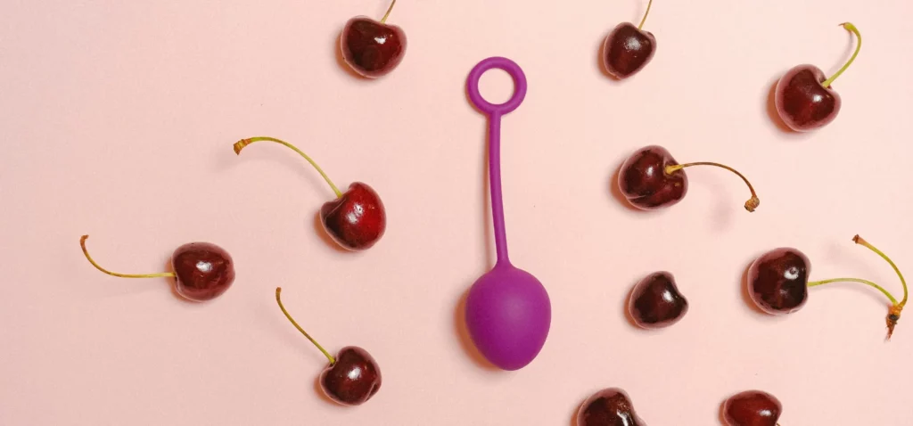 joué sexuelle sur un fond rose entouré de cerise