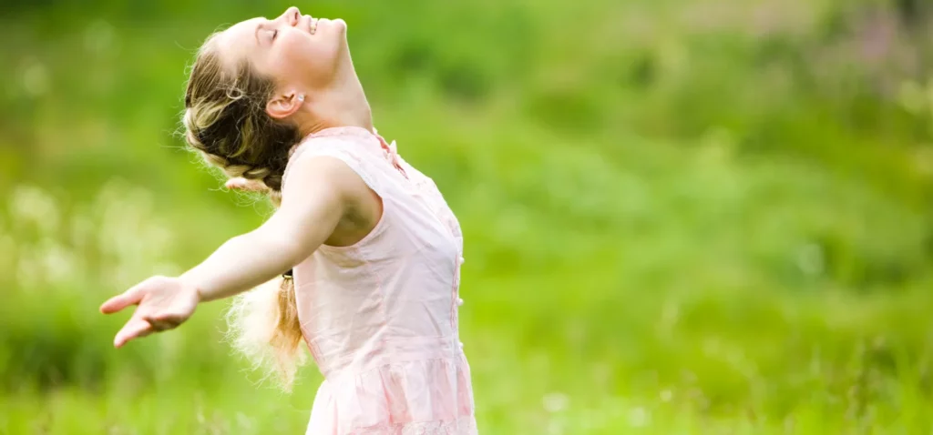 femme profitant de l'aire extérieur