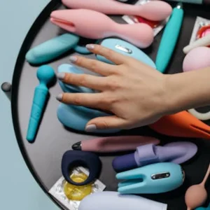 boite surprise qui à finis déballé sur une table de chevet