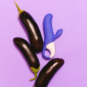 jouer sex venant d'une box plaisir entouré de concombre