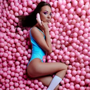 femme en petite tenus au téléphone avec sont gode